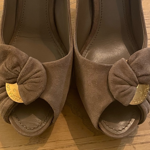 Louis Vuitton hardware medallion necklace - Picture 6 of 8